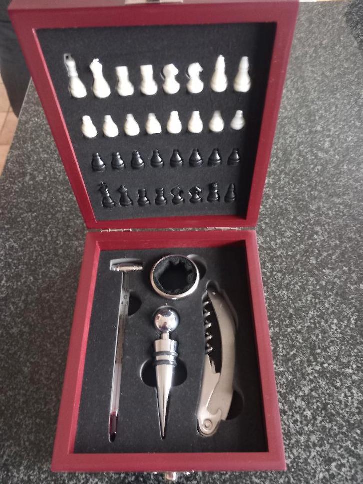 Schaakspel met wijnaccessoire, Hobby en Vrije tijd, Gezelschapsspellen | Bordspellen, Nieuw, Een of twee spelers, Ophalen