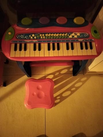 Kinder piano met stoeletje disponible aux enchères