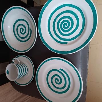 Vaisselle moderne, verte et blanche, Enlèvement, Comme neuf, Assiettes(s)