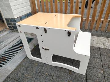 Kindertrap en knutseltafel beschikbaar voor biedingen