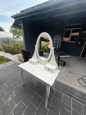 Make up tafel. (Op te knappen beschikbaar voor biedingen