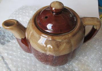 Theepot in Terra Cotta , in prima staat beschikbaar voor biedingen