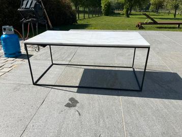 Marmeren salontafel beschikbaar voor biedingen