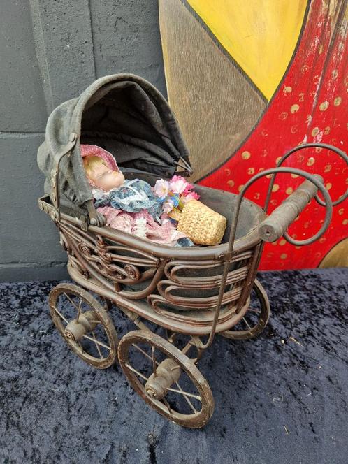 Kinderwagen met popje, Verzamelen, Poppen, Zo goed als nieuw, Ophalen of Verzenden