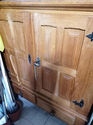 2 eiken kasten (tv/stereo meubel) beschikbaar voor biedingen