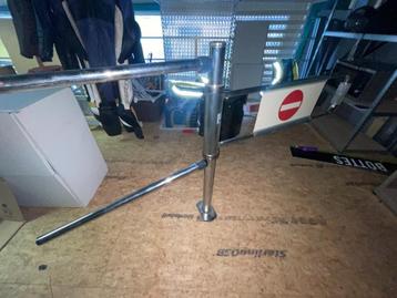 Barrière de magasin avec panneaux directionnels beschikbaar voor biedingen