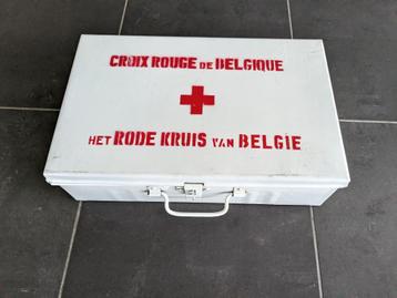 Vintage EHBO kist beschikbaar voor biedingen