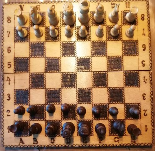 Schaak en Backgammon houten doos artisanaal pyrografisch, Hobby en Vrije tijd, Gezelschapsspellen | Bordspellen, Zo goed als nieuw