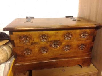 vintage coffre bois plein verni (noyer ?) 69 x 33 x 42 cm beschikbaar voor biedingen