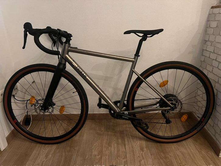 Gravel Triban GRVL 900 Titane – Taille M – Excellent état, Fietsen en Brommers, Fietsen | Racefietsen, Zo goed als nieuw, Titanium
