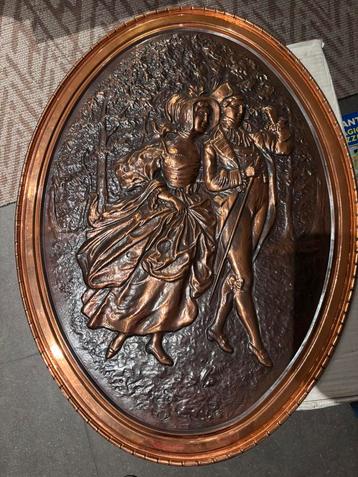 Decoratieve wandplaat met koperglans beschikbaar voor biedingen