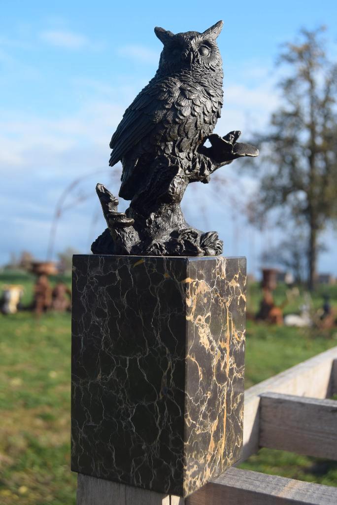 SUPERBE HIBOU EN BRONZE SIGNE SUR SOCLE ., Antiquités & Art, Antiquités | Bronze & Cuivre, Bronze, Enlèvement ou Envoi