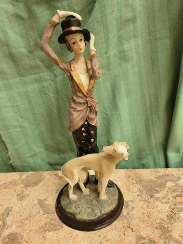 Beeld van vrouw met een hond (26cm hoog) beschikbaar voor biedingen