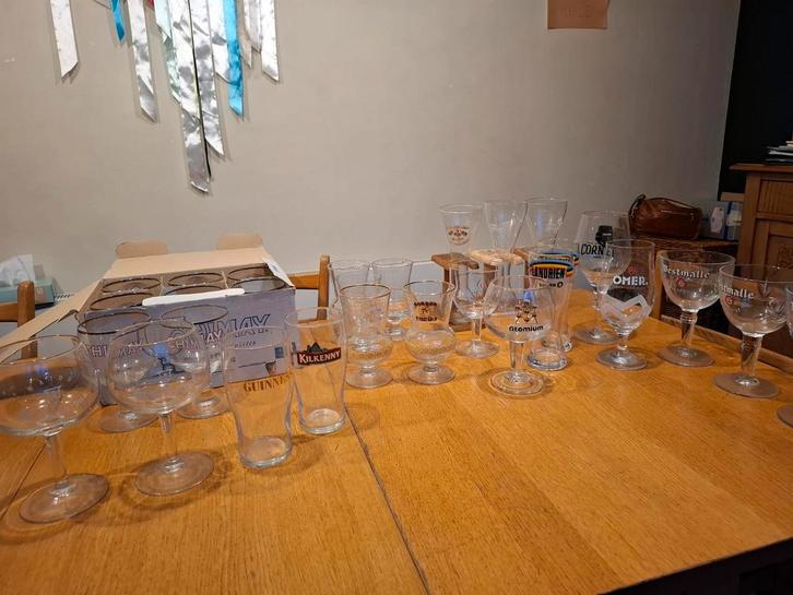 Verschillende soorten bierglazen, Verzamelen, Biermerken, Zo goed als nieuw, Ophalen