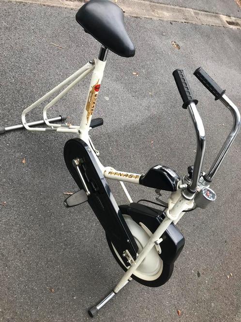 Oude hometrainer en motorhelmen, Sports & Fitness, Appareils de fitness, Utilisé, Vélo d'appartement, Enlèvement