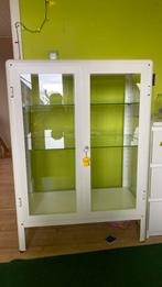 Armoire vitrine, Comme neuf