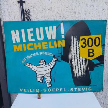 PLAQUE ETAIN MICHELIN BIBENDUM PNEUMATIQUE 1966 BRUXELLES, Enlèvement ou Envoi, Utilisé, Panneau publicitaire