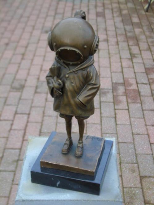 Het meisje in het bronzen pak signeerde BANKSY., Antiek en Kunst, Antiek | Brons en Koper, Brons, Ophalen