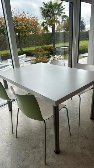 Keukentafel beschikbaar voor biedingen