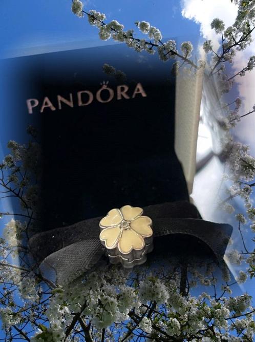 Authentique et magnifique clip de Pandora "White Primrose"", Handtassen en Accessoires, Bedels, Zo goed als nieuw, Pandora, Zilver