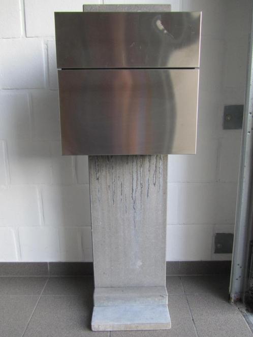 INOX BRIEVENBUS OP STAANDER IN NATUURSTEEN, Tuin en Terras, Brievenbussen, Gebruikt, Staande brievenbus, Hardsteen, Ophalen