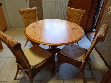 Ronde grenen eettafel + 4 rotan stoelen beschikbaar voor biedingen
