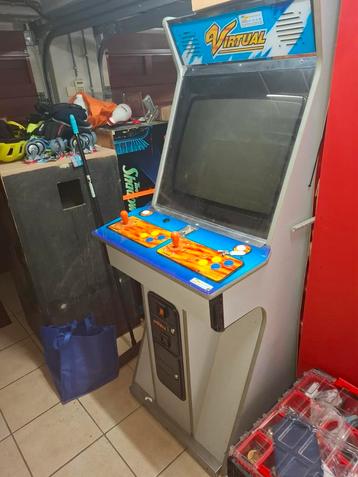 Arcade-terminal met buisscherm van 70 cm.  beschikbaar voor biedingen