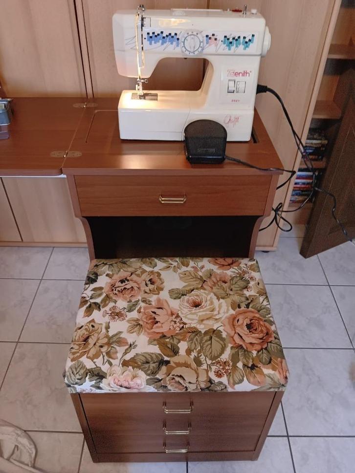 Naaimachine (meubilair + stoel)/Zenith Graffiti (Vintage), Hobby en Vrije tijd, Naaimachines en Toebehoren, Gebruikt, Naaimachine