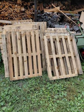 Paletten in hout beschikbaar voor biedingen