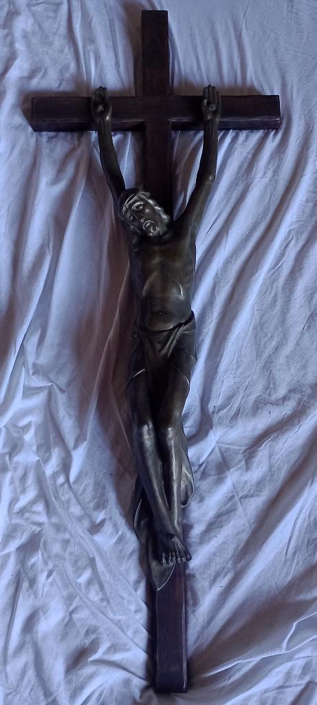 Crucifix imposant en bois et métal 117x45x13, Antiquités & Art, Antiquités | Objets religieux, Enlèvement ou Envoi