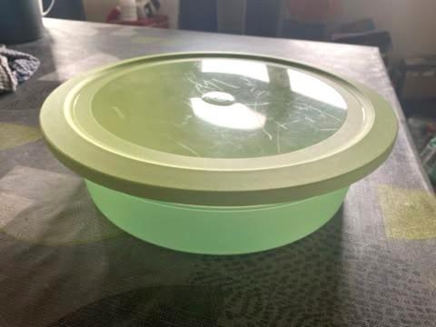Tupperware: prachtige serveerschaal, Huis en Inrichting, Keuken | Tupperware, Zo goed als nieuw, Bus of Trommel, Groen, Ophalen of Verzenden