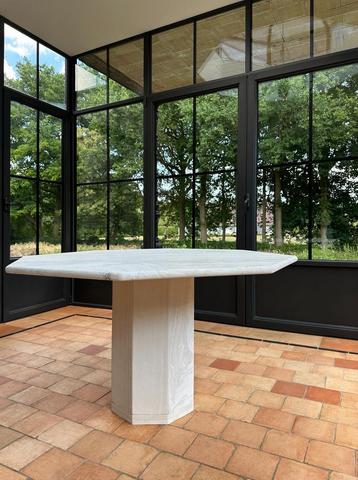 Travertine octagon eettafel - natuur mat met vlekkenstop beschikbaar voor biedingen