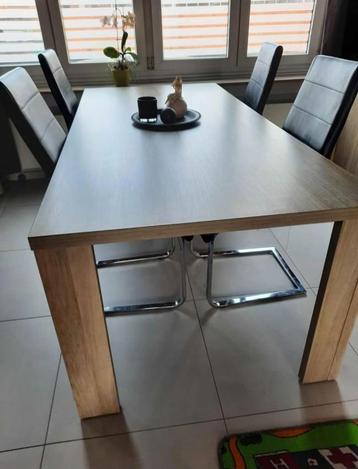 Tafel beschikbaar voor biedingen