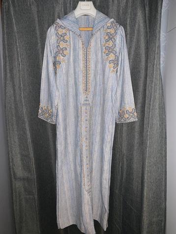 Djellaba marocaine bleue et dorée beschikbaar voor biedingen
