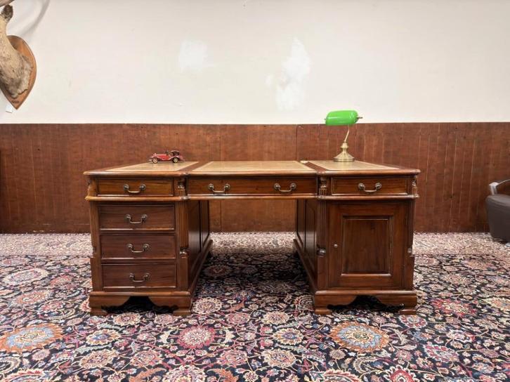 Klassiek Engels Chesterfield Bureau Partnerdesk, Antiek en Kunst, Antiek | Kantoor en Zakelijk, Ophalen of Verzenden