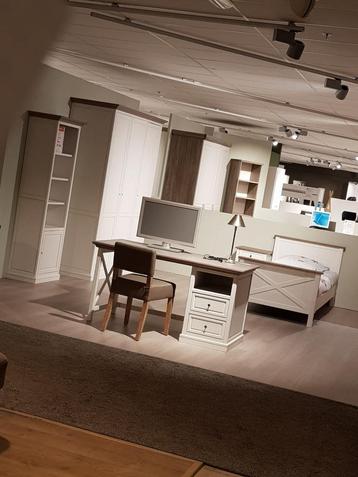 COMPLETE KAMER + BUREAU + BOEKENKAST. nieuwprijs: €3334 beschikbaar voor biedingen