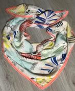 Écharpe /foulard  triangulaire POM Amsterdam , prix : 15€, Vêtements | Femmes, Bonnets, Écharpes & Gants, Comme neuf, Enlèvement ou Envoi