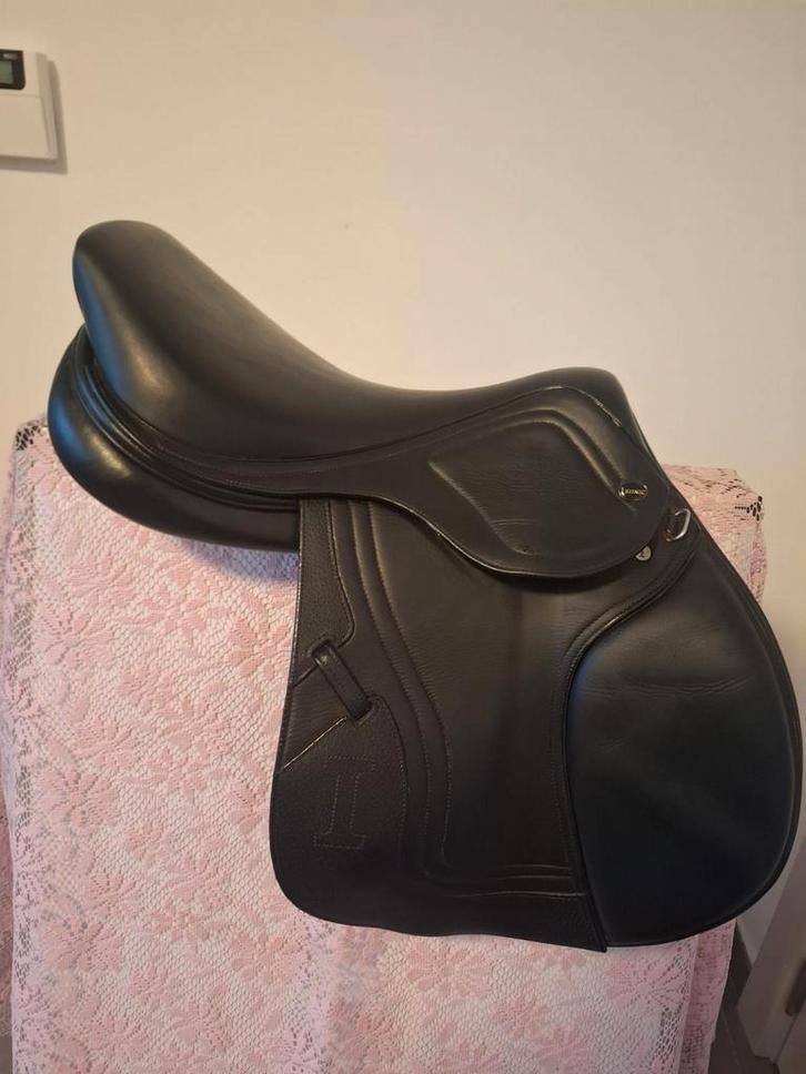 Ikonic Evolution springzadel 17" 2020, Dieren en Toebehoren, Paarden en Pony's | Zadels, Zo goed als nieuw, Springen, Ophalen of Verzenden