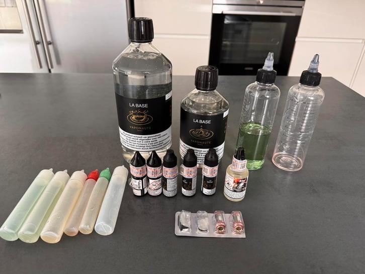 Lot cigarette électronique, Handtassen en Accessoires, Uiterlijk | Cosmetica en Make-up, Zo goed als nieuw, Ophalen of Verzenden