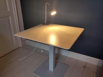 ZEER Degelijke Tafel Eettabel Bureau vierkant mdsedie beschikbaar voor biedingen