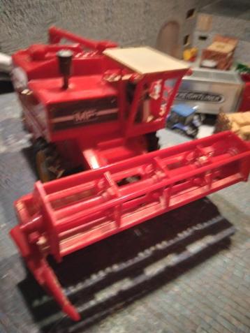 Massey Ferguson 760 oogstmachine + chauffeur - Britains 1973 beschikbaar voor biedingen