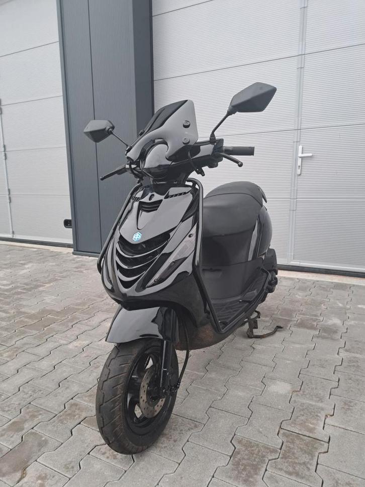 Piaggio Zip 4T Scooter Glans Zwart FULL OPTION (A-KLASSE), Vélos & Vélomoteurs, Modes d'emploi & Notices d'utilisation, Comme neuf