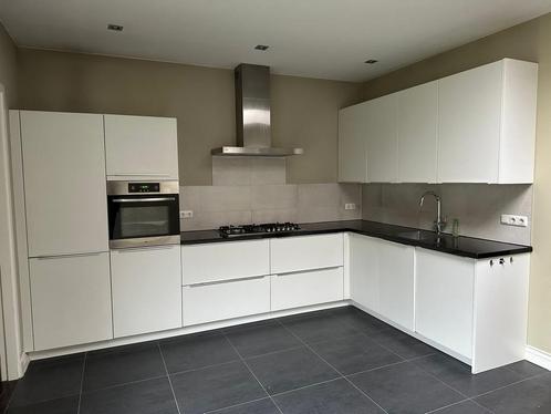 Strakke mat witte hoekkeuken met luxeuitstralingGEDEMONTEERD, Huis en Inrichting, Keuken | Complete keukens, Zo goed als nieuw