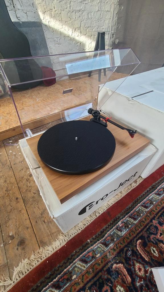 PRO-JECT DEBUT Carbon Evo Walnut nieuw, Audio, Tv en Foto, Platenspelers