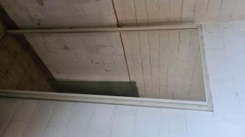 Spiegel op houten paneel. beschikbaar voor biedingen