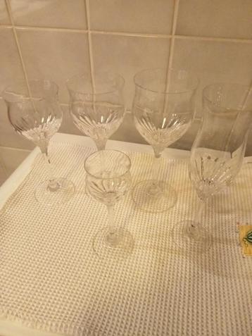 lot de 59 verres à pied en cristal + carafe