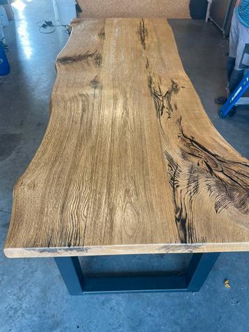 Eiken tafel met epoxy beschikbaar voor biedingen