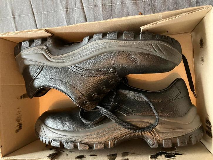 Chaussures de securité AUDA (40) attention defaut semelle, Doe-het-zelf en Bouw, Veiligheidskleding, Zo goed als nieuw, Ophalen