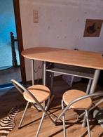 Hoge houten tafel met wijnrek en 2 klapstoelen krukje, Ophalen, Zo goed als nieuw