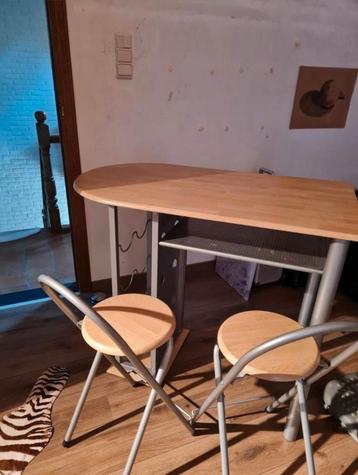 Hoge houten tafel met wijnrek en 2 klapstoelen krukje beschikbaar voor biedingen